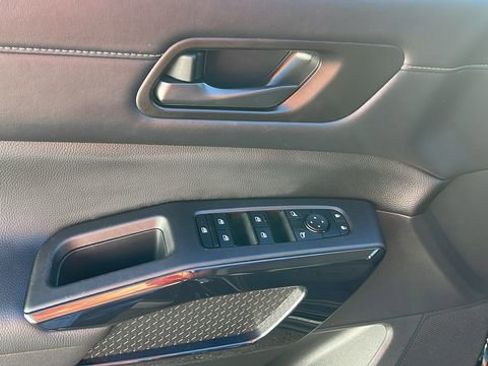 Used 2025 Nissan Pathfinder SV image 12