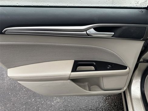 Used 2017 Ford Fusion SE w/ Fusion SE Technology Package image 17