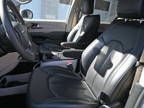 Used 2023 Chrysler Pacifica Touring-L image 14