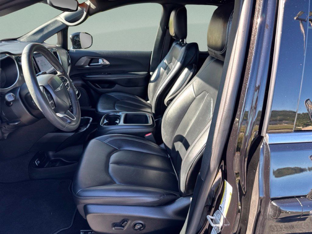 Used 2025 Chrysler Pacifica Select FWD image 10
