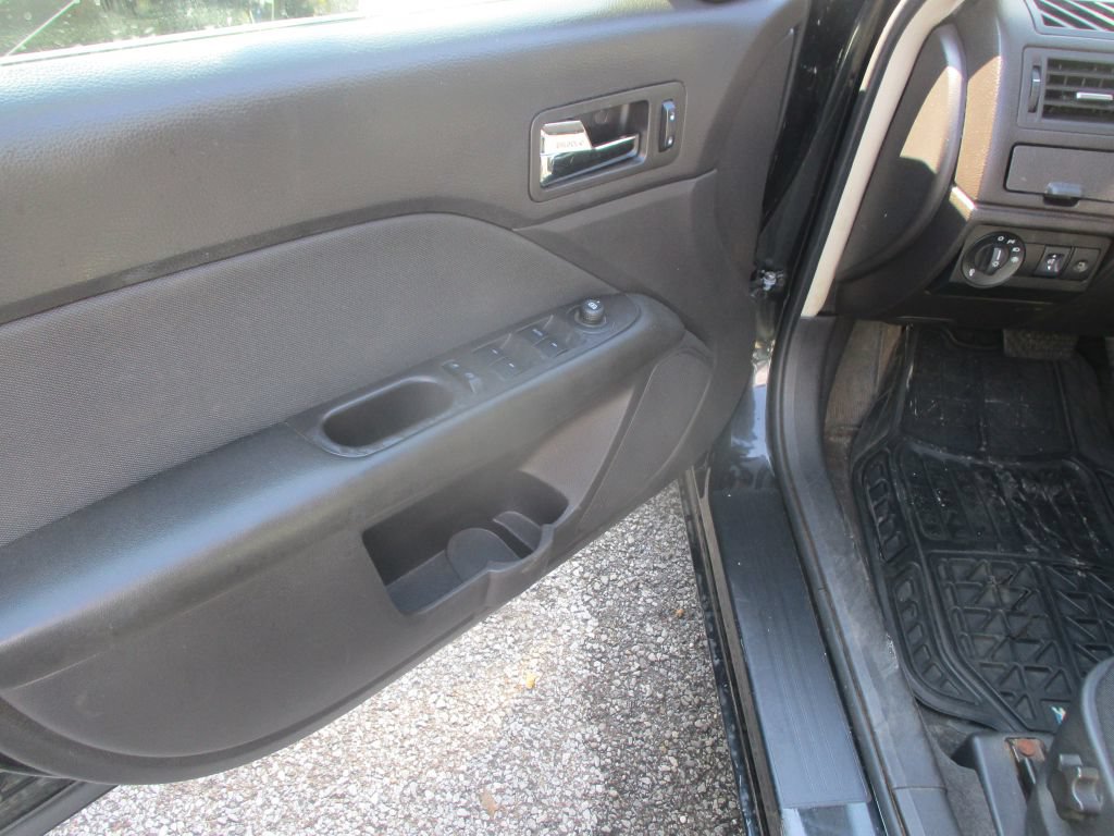 Used 2011 Ford Fusion SE FWD image 8