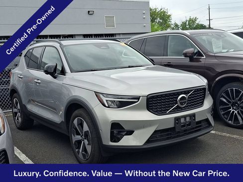 Used 2023 Volvo XC40 B5 Plus w/ Protection Package Premier AWD/4WD image 3