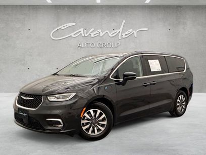 Used 2022 Chrysler Pacifica Touring-L w/ Uconnect Theater Family Group