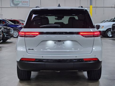 Used 2023 Jeep Grand Cherokee Altitude AWD/4WD image 10