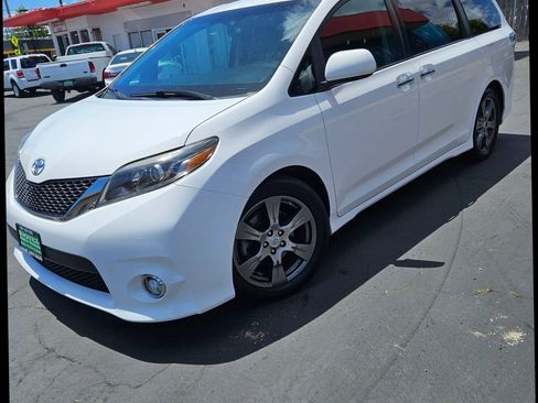 Used 2017 Toyota Sienna SE image 1
