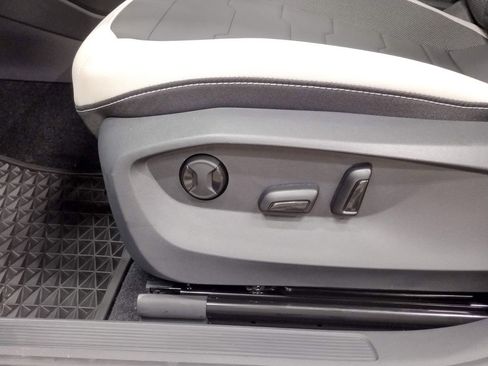 New 2025 Volkswagen Taos SE image 22