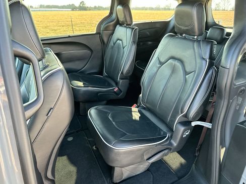 Used 2025 Chrysler Pacifica Limited image 22