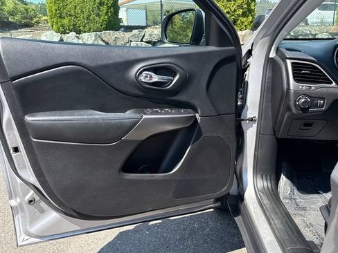 Used 2020 Jeep Cherokee Latitude FWD image 15