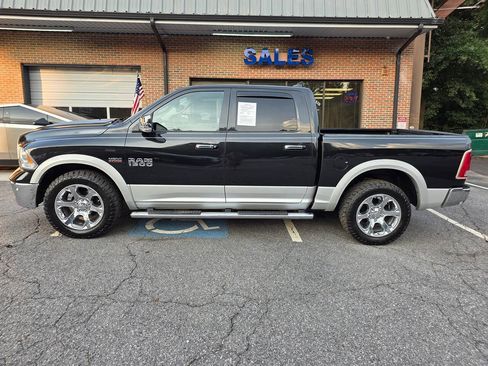 Used 2017 RAM 1500 Laramie w/ Convenience Group AWD/4WD image 3