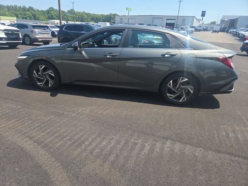 Used 2024 Hyundai Elantra Limited FWD image 10