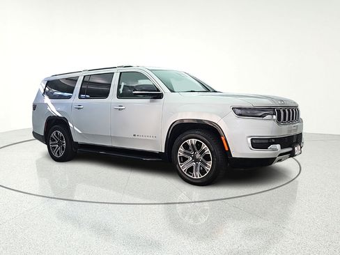 Used 2024 Jeep Wagoneer L Series II w/ Flexible Seating Group AWD/4WD image 9
