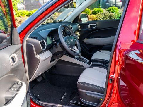 Used 2024 Hyundai Venue SEL FWD image 16