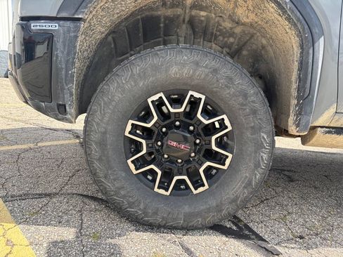 Used 2024 GMC Sierra 2500 AT4X AWD/4WD image 8
