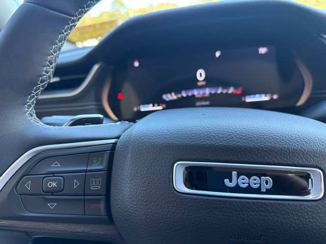 Used 2023 Jeep Grand Cherokee Limited w/ Black Appearance Package AWD/4WD image 24