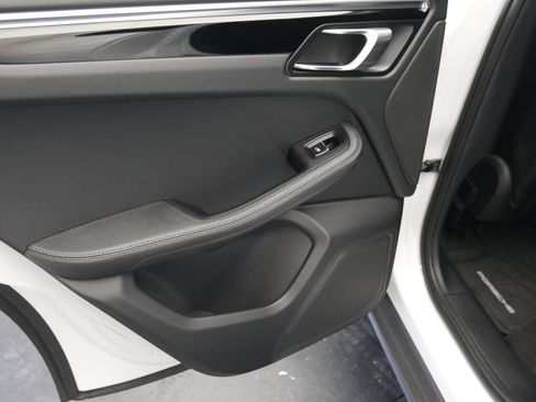 Certified 2023 Porsche Macan AWD/4WD image 18