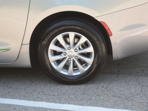 Used 2017 Chrysler Pacifica Touring-L FWD image 28