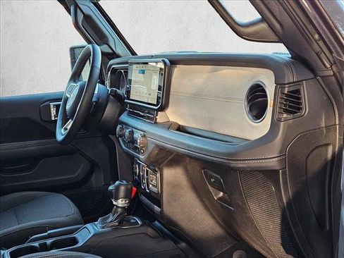 Used 2025 Jeep Wrangler Unlimited Sahara AWD/4WD image 19
