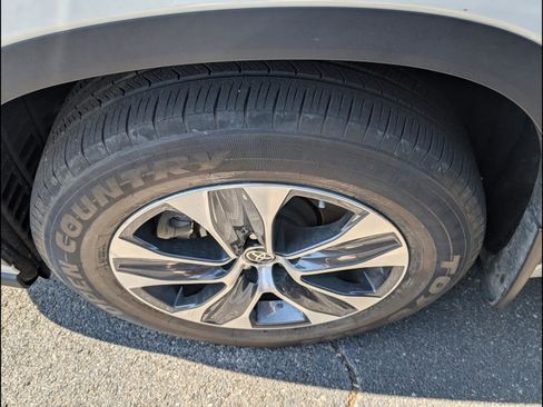 Used 2020 Toyota Highlander XLE image 10