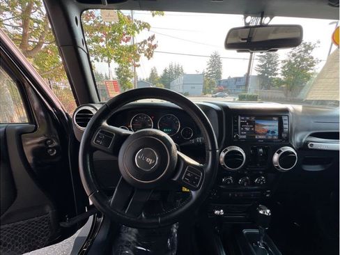 Used 2017 Jeep Wrangler Unlimited Sahara image 8