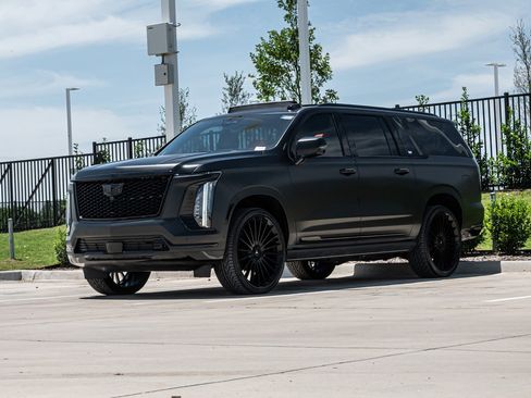 Used 2026 Cadillac Escalade ESV Platinum Sport w/ LPO, ONYX Package AWD/4WD image 5