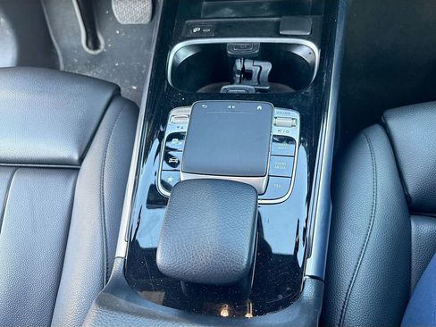 Used 2020 Mercedes-Benz GLB 250 w/ Premium Package image 24