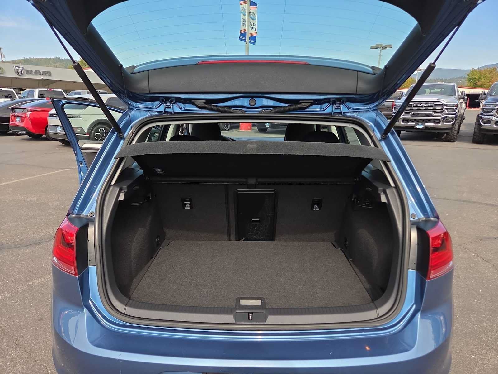 Used 2016 Volkswagen e-Golf SE w/ DC Fast Charging Package FWD image 27