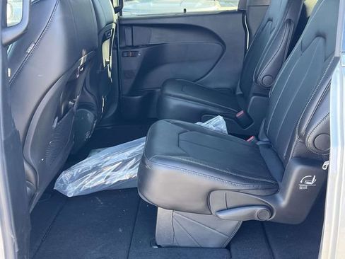 New 2026 Chrysler Pacifica Select image 12