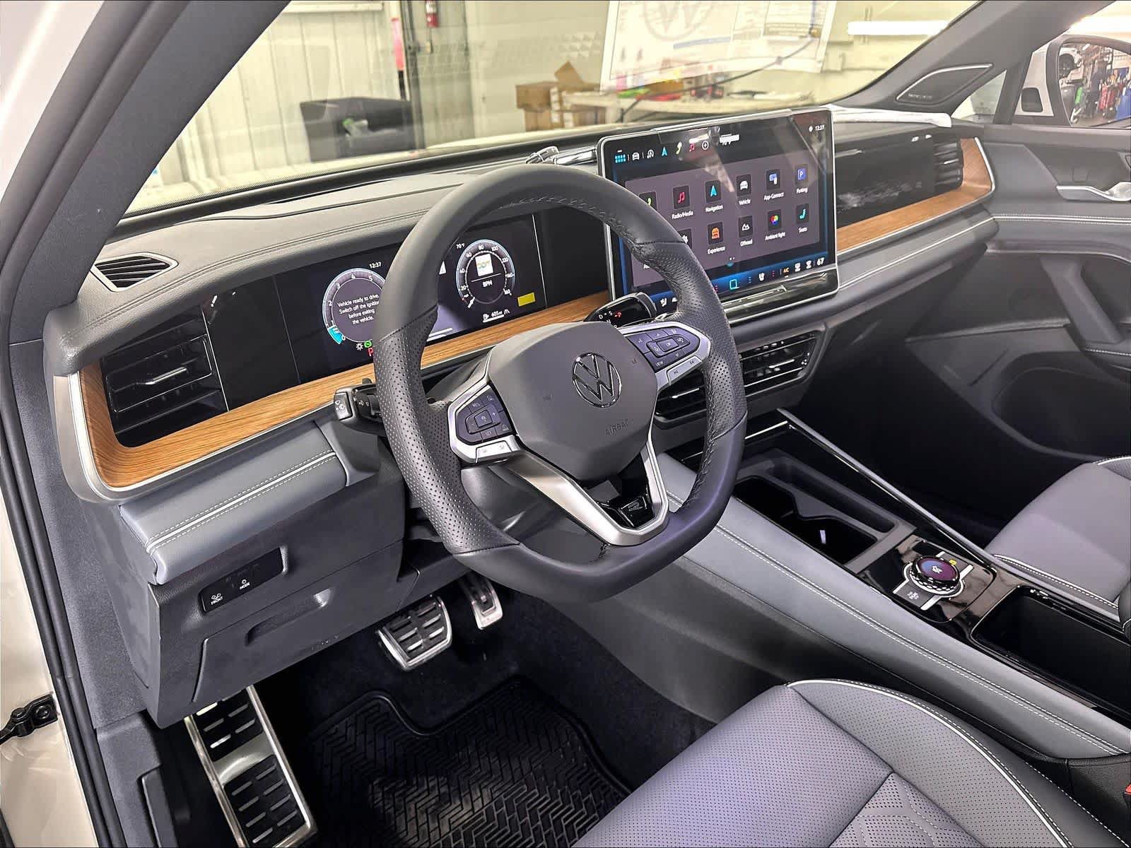 New 2026 Volkswagen Tiguan SEL R-Line AWD/4WD image 7