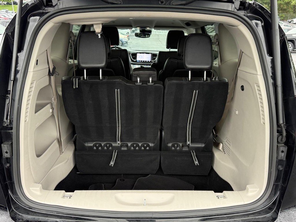 Used 2024 Chrysler Pacifica Touring-L FWD image 4