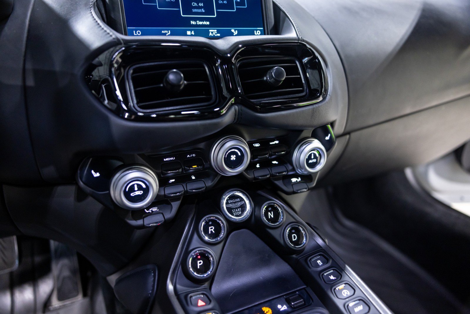 Used 2023 Aston Martin V8 Vantage Coupe RWD image 40
