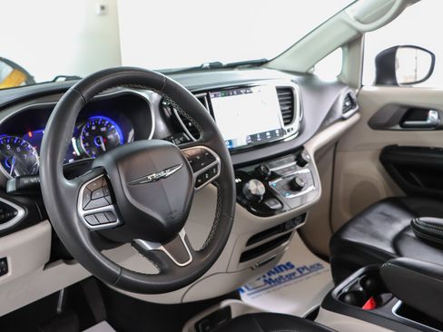 Used 2023 Chrysler Pacifica Touring-L FWD image 22