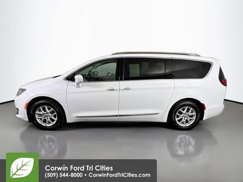 Used 2020 Chrysler Pacifica Touring-L FWD image 6