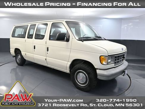 Used 1995 Ford E-150 and Econoline 150 Club Wagon RWD image 1