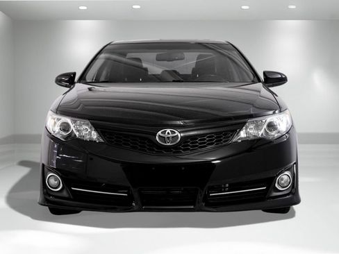 Used 2014 Toyota Camry SE w/ Leather Package image 5