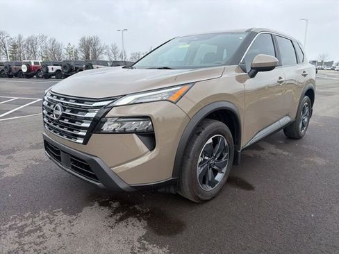 Used 2024 Nissan Rogue SV image 2