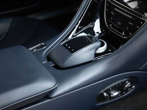 Used 2018 Aston Martin DB11 V12 RWD image 25