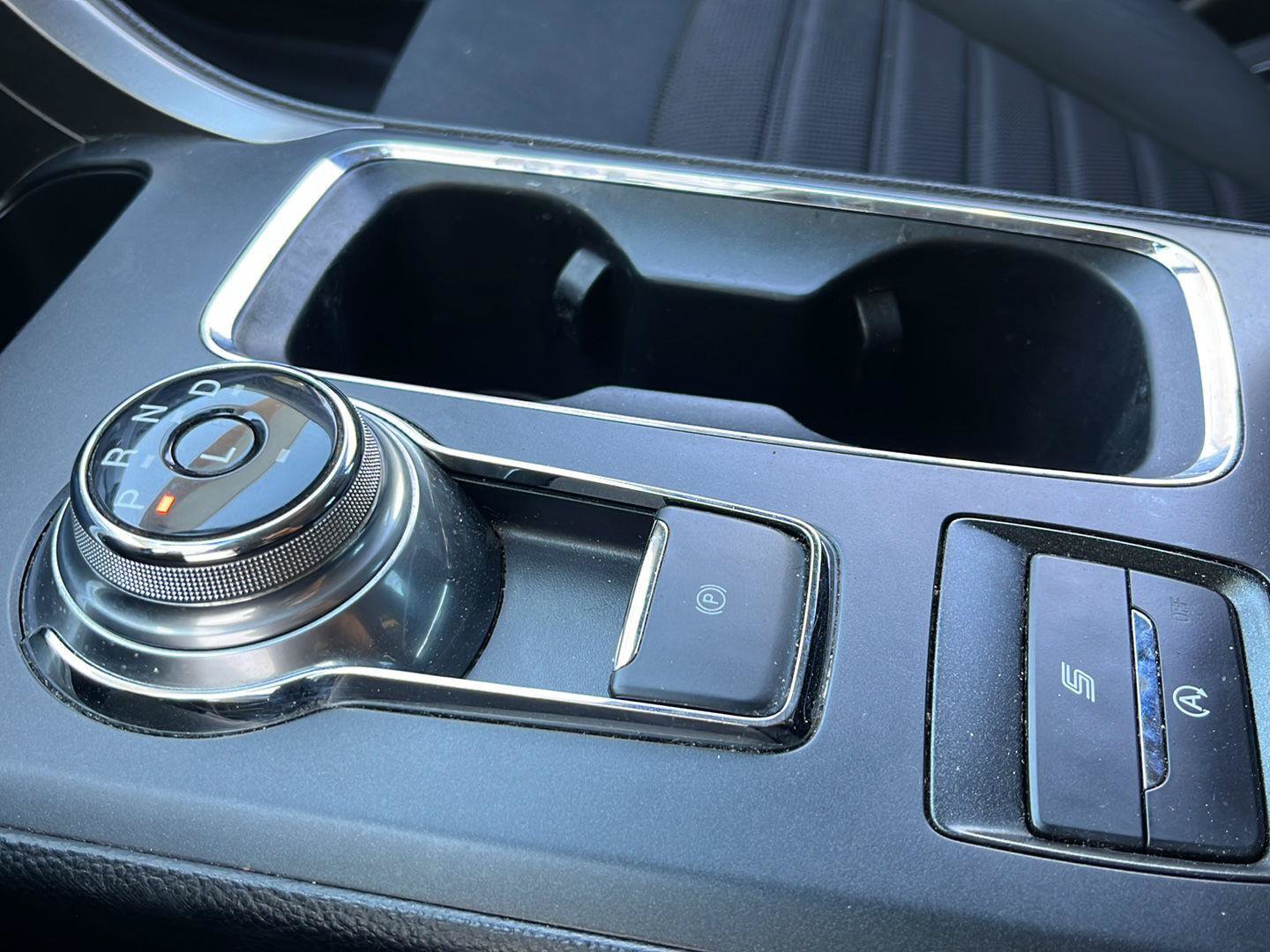 Used 2020 Ford Fusion SE FWD image 19