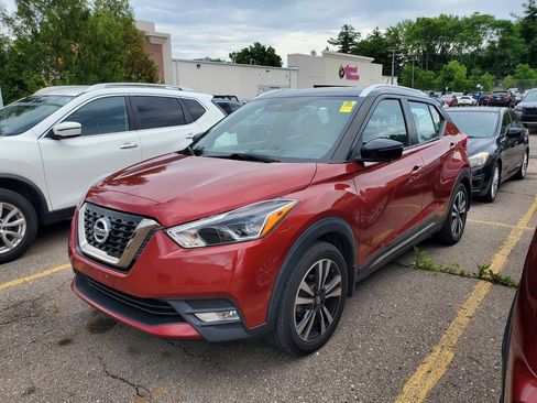 Used 2019 Nissan Kicks SR w/ SR Premium Package FWD image 2
