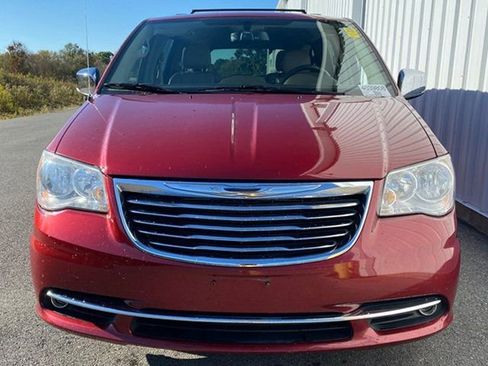 Used 2011 Chrysler Town & Country Touring-L image 8