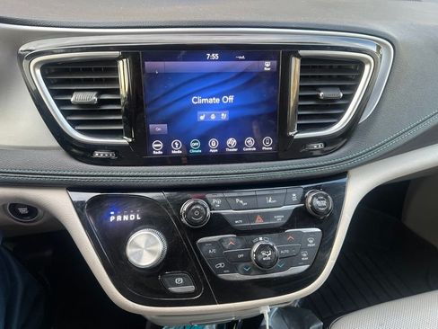 Used 2018 Chrysler Pacifica Limited w/ Advanced Safetytec Group FWD image 12