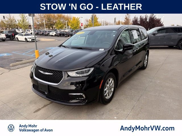 Used 2024 Chrysler Pacifica Touring-L FWD image 3