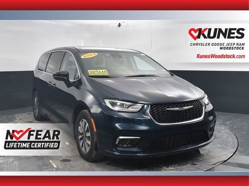 Used 2024 Chrysler Pacifica Select image 1