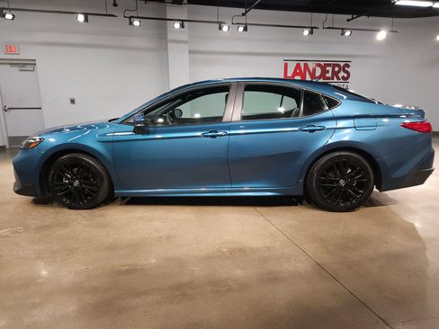 Used 2025 Toyota Camry SE FWD image 4