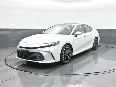 Used 2025 Toyota Camry XLE w/ Premium Package image 5