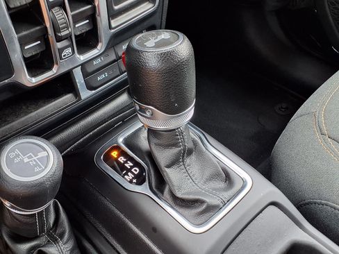 Used 2024 Jeep Wrangler Unlimited Sahara AWD/4WD image 20