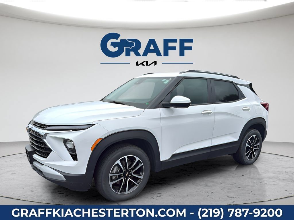 Used 2025 Chevrolet TrailBlazer LT AWD/4WD image 2