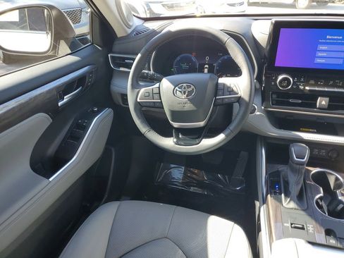 Used 2024 Toyota Highlander Limited image 24