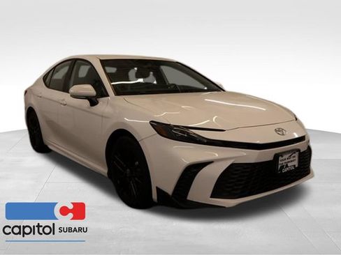 Used 2025 Toyota Camry SE FWD image 1