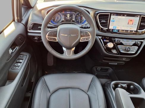 New 2026 Chrysler Pacifica Select image 4