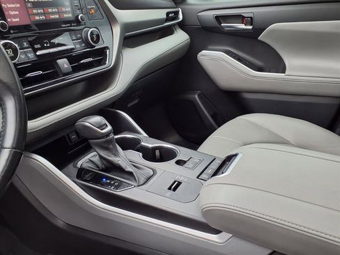 Used 2021 Toyota Highlander XLE image 13